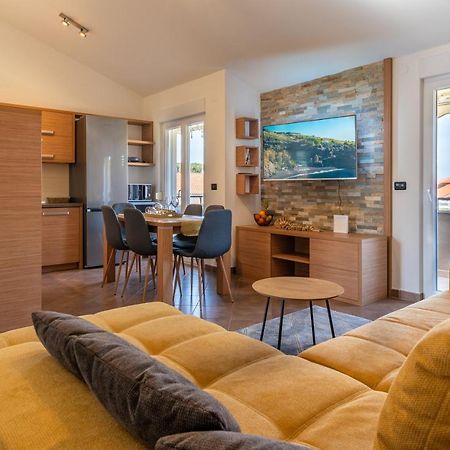 Penthouse Gea Lägenhet Premantura Exteriör bild