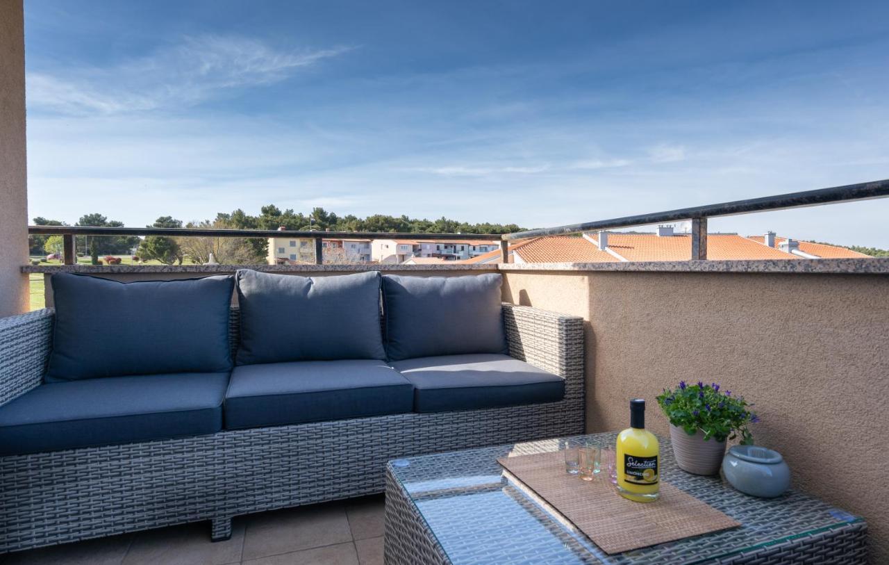 Penthouse Gea Lägenhet Premantura Exteriör bild