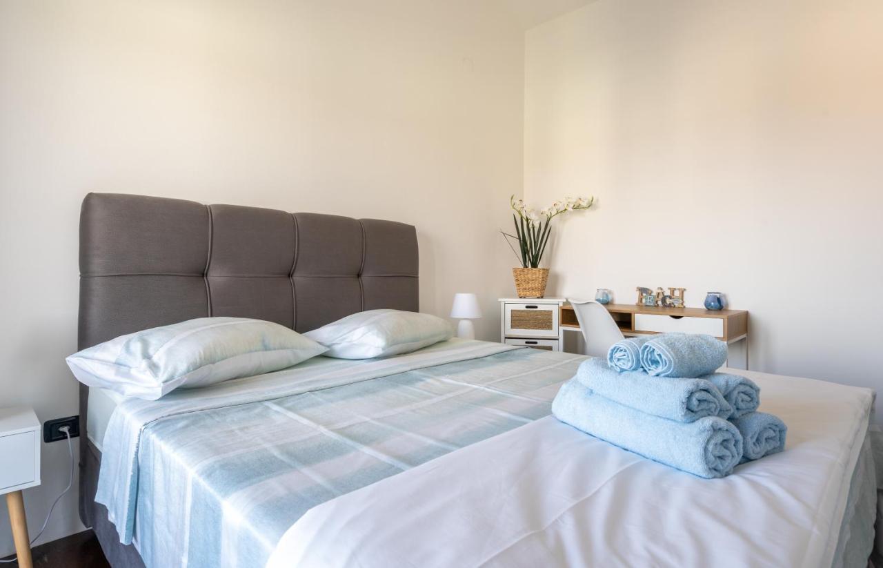 Penthouse Gea Lägenhet Premantura Exteriör bild