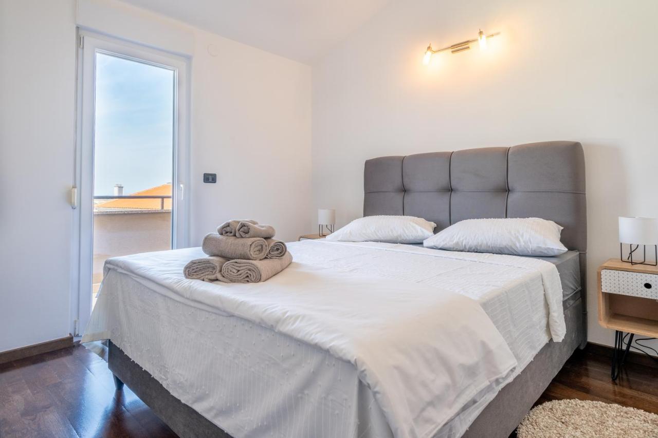 Penthouse Gea Lägenhet Premantura Exteriör bild